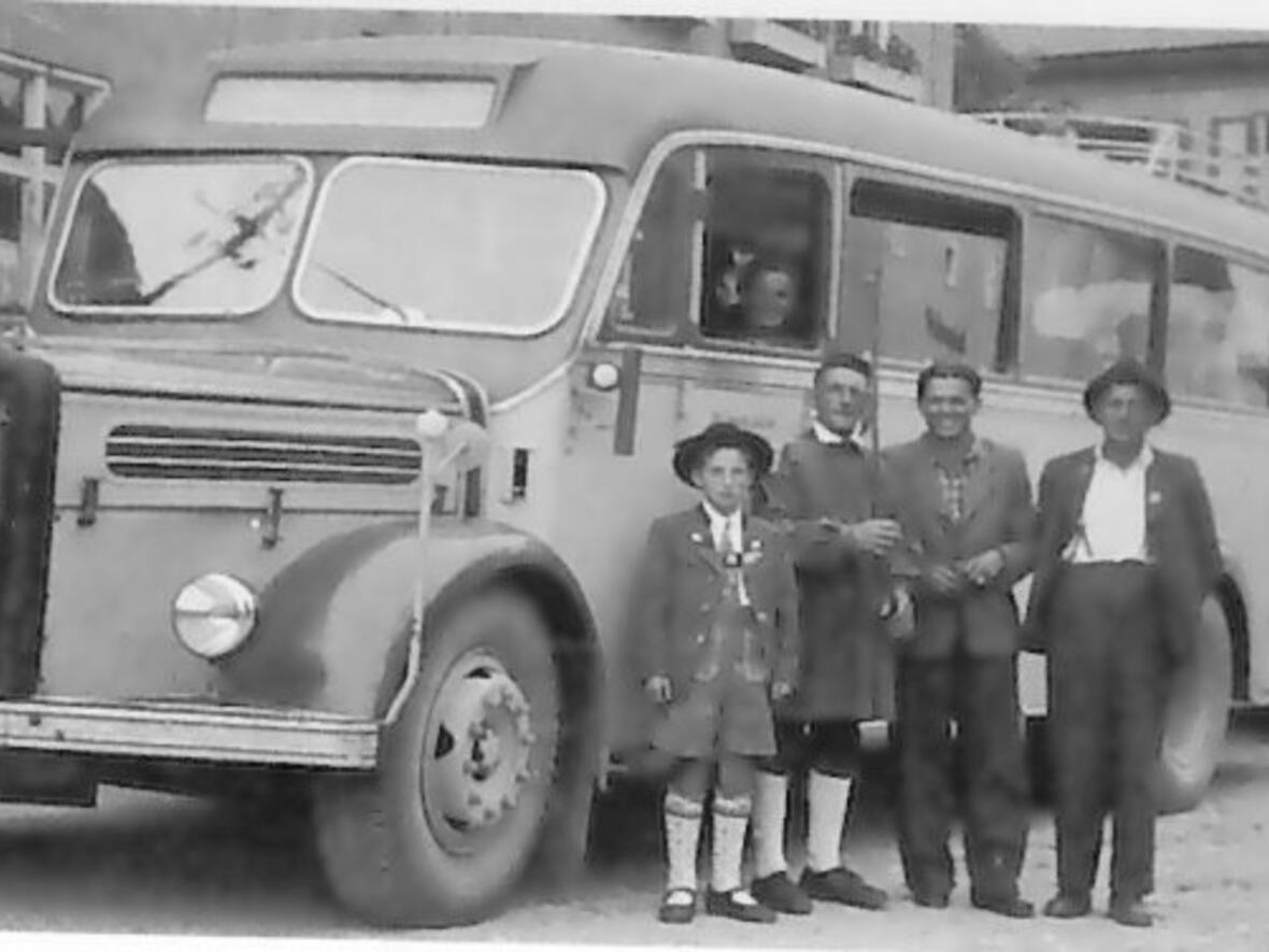 Bus mit Anhänger der Firma Jülich Donauwörth